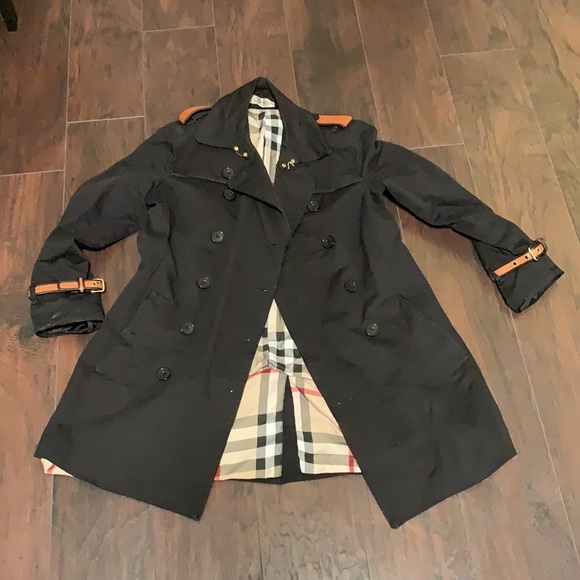 🧥 Classy Black Coat with faux leather and plaid interior - Picture 3 of 12